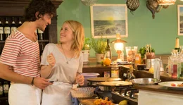 Es kribbelt zwischen Bistrobetreiber Serge (Vladimir Korneev) und seiner Aushilfe Jackie (Paula Kalenberg).