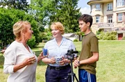 Mechthild Fehrenbach (Diana Körner, li.) startet mit Hilfe ihres Enkels Niklas Fehrenbach (Noah Calvin, re.) den Video-Blog „Mechthild hilft“. Nele Fehrenbach (Floriane Daniel, mi.) staunt nicht schlecht über die Aktivitäten ihrer Mutter. Mechthild Fehrenbach (Diana Körner, li.) startet mit Hilfe ihres Enkels Niklas Fehrenbach (Noah Calvin, re.) den Video-Blog „Mechthild hilft“. Nele Fehrenbach (Floriane Daniel, mi.) staunt nicht schlecht über die Aktivitäten ihrer Mutter.