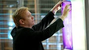 Horatio (David Caruso) sucht nach versteckten Hinweisen, die das Team und ihn zu Starling führen - der nach ihren Erkenntnissen für den Giftgas-Anschlag auf das CSI-Labor verantwortlich ist. Horatio (David Caruso) sucht nach versteckten Hinweisen, die das Team und ihn zu Starling führen - der nach ihren Erkenntnissen für den Giftgas-Anschlag auf das CSI-Labor verantwortlich ist.