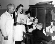 1951; Verteilung von Spielzeug, das vom CARE-Verwaltungsrat und der CARE-Gewerkschaft gespendet wurde, in der Tagesschule für körperlich beeinträchtigte Kinder in Wien. Im Vordergrund: Direktor Dr. May. 1951; Verteilung von Spielzeug, das vom CARE-Verwaltungsrat und der CARE-Gewerkschaft gespendet wurde, in der Tagesschule für körperlich beeinträchtigte Kinder in Wien. Im Vordergrund: Direktor Dr. May.