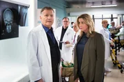 Sarah Marquardt (Alexa Maria Surholt, vorn re.) möchte, dass Dr. Roland Heilmann (Thomas Rühmann, vorn li.) sie auf einen Kongress nach Bangkok begleitet, doch dieser wehrt sich vehement. Er wird in der Sachsenklinik gebraucht, und jetzt erst recht, da sich die Notaufnahme nach einer Gasexplosion in Leipzig im Ausnahmezustand befindet. Vor versammelter Mannschaft fragt Sarah Roland, ob er seinen Ärzten (Michael Trischan, 2.v.li. hinten, Andrea Kathrin Loewig, 3.v.li. hinten und Anja Nejarri, re. hinten) nicht zutraut, solch einen Tag ohne ihn zu bewältigen. Damit sitzt Roland in der Falle und sagt zu. Sarah Marquardt (Alexa Maria Surholt, vorn re.) möchte, dass Dr. Roland Heilmann (Thomas Rühmann, vorn li.) sie auf einen Kongress nach Bangkok begleitet, doch dieser wehrt sich vehement. Er wird in der Sachsenklinik gebraucht, und jetzt erst recht, da sich die Notaufnahme nach einer Gasexplosion in Leipzig im Ausnahmezustand befindet. Vor versammelter Mannschaft fragt Sarah Roland, ob er seinen Ärzten (Michael Trischan, 2.v.li. hinten, Andrea Kathrin Loewig, 3.v.li. hinten und Anja Nejarri, re. hinten) nicht zutraut, solch einen Tag ohne ihn zu bewältigen. Damit sitzt Roland in der Falle und sagt zu.