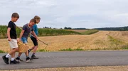 Samuel, Michael und Luis nach der „Erpfi-Ernte“ mit einem vollen Korb Erdäpfeln. Samuel, Michael und Luis nach der „Erpfi-Ernte“ mit einem vollen Korb Erdäpfeln.
