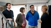 Alex (Sebastian Fr&auml;sdorf, li.) m&ouml;chte &uuml;ber die Maklerin (Esther Roling, re.) sein Elternhaus verkaufen. Ein Interessent (Sinan Akkus) und seine Frau finden daran Gefallen.