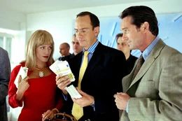 Lydia (Sonja Kirchberger, l.) und Vincent Lufft (Moritz Lindbergh, M.) schmieden mit ihrem Freund Heinz Michlin (Helmut Zierl, r.) finstere Pl&auml;ne ...