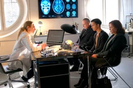 Die Augen&auml;rztin (Sophie von Kessel) hat keine guten Nachrichten f&uuml;r Sebastian (Tim Oliver Schultz, 2. v. re.), Gabriel (Daniel Friedrich) und Annelie (Angela Roy).