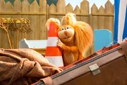 Ella (Anna Menzel) horcht angestrengt: Kann sie &uuml;ber das H&uuml;tchen Rudi und Lotti h&ouml;ren, die unten im Tunnel umherirren?