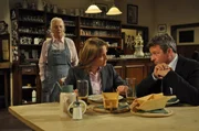 Mit einem Essen versucht Vroni den Landrat gn&auml;dig zu stimmen. Von links: Theresa Brunner (Ursula Erber), Veronika Brunner (Senta Auth) und Landrat Schaller (Christoph Krix).