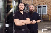 Glaser-Azubi Leon mit seinem Ausbilder Robin (r.)