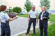 Julia Demmler (Wendy Güntensperger, li.) überreicht Nele Fehrenbach (Floriane Daniel, r.) und Paul Schott (Tim Wilde, M.) ihre Ermittlungsergebnisse im Fall Murjahn. Julia Demmler (Wendy Güntensperger, li.) überreicht Nele Fehrenbach (Floriane Daniel, r.) und Paul Schott (Tim Wilde, M.) ihre Ermittlungsergebnisse im Fall Murjahn.