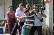 Dr. Roland Heilmann (Thomas Rühmann, li.) und sein Tuk-Tuk-Fahrer (Solarsin Ngoenwichit) nehmen einen kollabierten Touristen (Komparse, mi.) mit, um ihn ins Krankenhaus zu bringen. Dr. Roland Heilmann (Thomas Rühmann, li.) und sein Tuk-Tuk-Fahrer (Solarsin Ngoenwichit) nehmen einen kollabierten Touristen (Komparse, mi.) mit, um ihn ins Krankenhaus zu bringen.