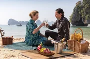 Sarah Marquardt (Alexa Maria Surholt) braucht einen Gefallen vom thailändischen Polizeipräsidenten Adirak Bunriag (Frank Richartz). Dieser nutzt die Gelegenheit und arrangiert ein romantisches Picknick an einem traumhaften Strand - flirten inklusive. Sarah Marquardt (Alexa Maria Surholt) braucht einen Gefallen vom thailändischen Polizeipräsidenten Adirak Bunriag (Frank Richartz). Dieser nutzt die Gelegenheit und arrangiert ein romantisches Picknick an einem traumhaften Strand - flirten inklusive.