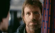 Als Ramon Cota versucht in die Schweiz zu fl&uuml;chten, k&ouml;nnen Scott McCoy (Chuck Norris,r.) und sein Freund Bobby Chavez (Paul Perri) den Drogenboss durch eine spektakul&auml;re Aktion festnehmen.