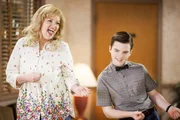 Brenda Sparks (Melissa Peterman, l.); Sheldon Cooper (Ian Armitage, r.) Brenda Sparks (Melissa Peterman, l.); Sheldon Cooper (Ian Armitage, r.)
