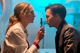 Sebastian (Tim Oliver Schultz) kann pl&ouml;tzlich nicht mehr sehen und wird von der Augen&auml;rztin (Sophie von Kessel) untersucht.