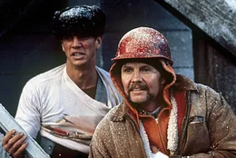 Kurz nachdem Buck McGeehy (Eric Roberts,l.) und Oscar 'Manny' Manheim (Jon Voight) auf das dampfende Unget&uuml;m aufgesprungen sind, erliegt im F&uuml;hrerhaus der Lokf&uuml;hrer einem Herzinfarkt.