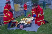 Das &auml;ltere Unfallopfer wird am Rettungsplatz von der DLRG versorgt.