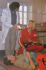Dr. Kollmann (Anja Freese) und Dr. Walters (Gregor Bloeb, li.) beraten über die weitere Vorgehensweise: Der verletzte Claus (Michael Thomas, lieg.) hat eine giftige Schlange unter der Decke... Dr. Kollmann (Anja Freese) und Dr. Walters (Gregor Bloeb, li.) beraten über die weitere Vorgehensweise: Der verletzte Claus (Michael Thomas, lieg.) hat eine giftige Schlange unter der Decke...