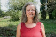 Hinter den Hecken  Lebendiger Totholz-Garten Staffel 7 Folge 5 Totholz lebt: Davon kann man sich in Rosmarie Champions Naturgarten in Hochwald SO &uuml;berzeugen. 2024  Copyright: SRF