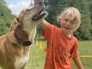 Milan und sein Hund Simba gehen zum Hundetraining.