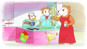 In der Eisdiele darf Bobo hinter die Vitrine.