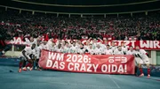 &Ouml;sterreich ist nach 28 Jahren wieder bei einer Fussballweltmeisterschaft. Damit brechen alle D&auml;mme &ndash; der Jubel ist grenzenlos. Beim Team und im ganzen Land. &bdquo;WM 2026: Das crazy Oida&ldquo;.