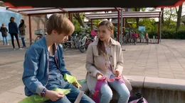 Tobias (Imme Gerritsen, l.) traut sich nicht, Hasna (Mila van Groeningen, r.), in die er verliebt ist, zu fragen, ob sie mit ihm zusammen auf den Schulball gehen m&ouml;chte.