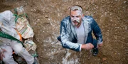 Bauunternehmer Albert Dengler (Sebastian Bezzel) erlebt auf einer Baustelle ein Fiasko und feuert einen der Verantwortlichen sofort.