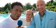 Auch das Lokalfernsehen mit Reporter Kai Haffner (Rocko Schamoni, r.) berichtet &uuml;ber die Aktivit&auml;ten von Sali (Dimitri Abold, l.) und Karl (Milan Peschel, M.) zur Erhaltung des alten Freibads.
