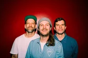 Von links: Florian Weber, Peter Brugger und Ruediger Linhof von den Sportfreunden Stiller. Der Dokumentarfilm "Sportfreunde Stiller &ndash; Mit dem Herz in der Hand" und der Podcast "1LIVE Ikonen: Sportfreunde Stiller" erz&auml;hlen ineinandergreifend die Geschichte der Indie-Rock-Band, die nach vielen Erfolgen, aber auch Krisen und dem Beinahe-Aus der Band vor einem besonderen Jahr steht. Weiteres Bildmaterial finden Sie unter www.br-foto.de.
