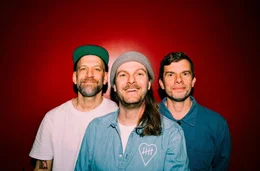 Von links: Florian Weber, Peter Brugger und Ruediger Linhof von den Sportfreunden Stiller. Der Dokumentarfilm "Sportfreunde Stiller &ndash; Mit dem Herz in der Hand" und der Podcast "1LIVE Ikonen: Sportfreunde Stiller" erz&auml;hlen ineinandergreifend die Geschichte der Indie-Rock-Band, die nach vielen Erfolgen, aber auch Krisen und dem Beinahe-Aus der Band vor einem besonderen Jahr steht. Weiteres Bildmaterial finden Sie unter www.br-foto.de.