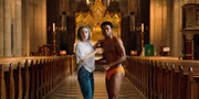 Lisa (Sarah Mahita) und Sali (Dimitri Abold) mussten w&auml;hrend des Wasserballspiels vor der Polizei in die Kirche fliehen, denn Sali drohte die Verhaftung.