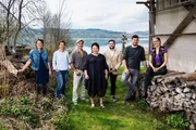 Eusi Landchuchi Staffel 4, 2019 Gruppenbild der Protagonisten v.l.Ramona Caduff, Taija Sigrist, Marc Schlotterbeck, Min Jun Kim, Luca Arnaud Grandjean, Pascal Mayor, Sandrine Ischi