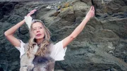 Dass das Leben im Einklang mit der Natur attraktiv sein kann, beweist Paulina Escobar. Die Modedesignerin lebt in Puerto Natales und verarbeitet die Merinowolle traditioneller Schafsfarmen zu handgefertigten regionalen Produkten