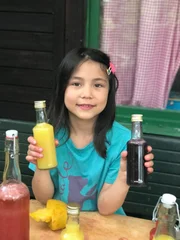 Nora hat selbst Limonade hergestellt. Nora hat selbst Limonade hergestellt.