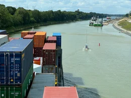 Gro&szlig;e Schiffe und kleine Boote - Kapit&auml;ne m&uuml;ssen jederzeit achtsam sein.