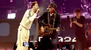 Clueso (l) und Wolfgang Niedecken singen den "All time-Hit" &bdquo;Verdamp lang her&ldquo; gemeinsam.