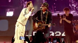 Clueso (l) und Wolfgang Niedecken singen den "All time-Hit" &bdquo;Verdamp lang her&ldquo; gemeinsam.