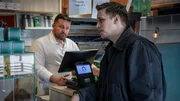 Vilhelm (Valter Skarsg&aring;rd, r.) f&uuml;hrt ein intensives Gespr&auml;ch mit dem Imbissbetreiber Nemo Kadric (Hamdija Causevic, l.).