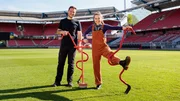 Marina hilft Greenkeeper Stefan den Fußballplatz im Stadion auszubessern. Marina hilft Greenkeeper Stefan den Fußballplatz im Stadion auszubessern.