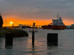 Abendrot bei Brunsb&uuml;ttel - die "Sten Fjell" unterwegs im Nord-Ostsee-Kanal