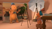 Magnus erkl&auml;rt seinem Sohn das Einmaleins der Fotografie.