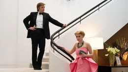 Donald Trump (Sebastian Stan) ist mittlerweile ein erfolgreicher Gesch&auml;ftsmann und mit dem Model Ivana (Maria Bakalova) verheiratet.