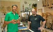 Robert Hofer holt seine neue Trompete bei Toni Possegger (im Bild rechts) ab.