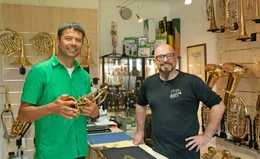 Robert Hofer holt seine neue Trompete bei Toni Possegger (im Bild rechts) ab.
