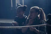 Maude (Megan Hughes, r.) und Edith (Tamara Smart, l.) freuen sich, weil es so aussieht, als würde ihre Freundin Mildred nun doch den Debatten-Wettstreit gewinnen. Maude (Megan Hughes, r.) und Edith (Tamara Smart, l.) freuen sich, weil es so aussieht, als würde ihre Freundin Mildred nun doch den Debatten-Wettstreit gewinnen.