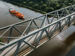 Gr&uuml;nentaler Hochbr&uuml;cke - das Bauwerk aus den 80ern ersetzt die urspr&uuml;ngliche Br&uuml;cke aus der Kaiserzeit.