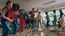 Statt ernsthaft die Tanzschritte f&uuml;r den Schulball einzu&uuml;ben, hopst Herr Kees (Leendert de Ridder, M.) mit seiner Klasse 6b vergn&uuml;gt auf den Tischen im Klassenraum herum. Das wird der Schuldirektorin Frau  Dreus nicht gefallen.
