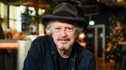 BAP feiert doppelt: Wolfgang Niedecken (Foto) wird 75 und vor 50 Jahren wurde BAP gegr&uuml;ndet. Eine Band, die viel mehr ist als nur Musik. 1976 noch eine k&ouml;lsche Kneipenband, ging&rsquo;s Anfang der 1980er pl&ouml;tzlich durch die Decke. Platz 1 in den Hitparaden und bei den Verkaufszahlen. Schlie&szlig;lich &uuml;ber Jahre einer der erfolgreichsten Rock-Acts des Landes. K&ouml;lsch wird Pop, Rock wird Haltung, Heimat wird politisch.