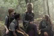 Esther (Jenny Richardson, 2.v. r.) verwandelt sich langsam in einen Baum. Die drei Freundinnen Edith (Tamara Smart, l.), Mildred (Lydia Page, 2.v. l.) und Maude (Megan Hughes, r.) wollen ihr helfen, den Baum zu finden, bei dem Esther sich entschuldigen muss, um den Zauber zu stoppen.