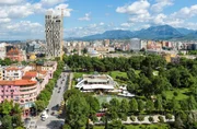 Tirana ist eine Stadt mit einer faszinierenden Mischung aus Vergangenheit und Gegenwart: Blick über Tirana Innenstadt Rinia Park Taivani Zentrum und neue Wolkenkratzer Tirana Albanien. Tirana ist eine Stadt mit einer faszinierenden Mischung aus Vergangenheit und Gegenwart: Blick über Tirana Innenstadt Rinia Park Taivani Zentrum und neue Wolkenkratzer Tirana Albanien.